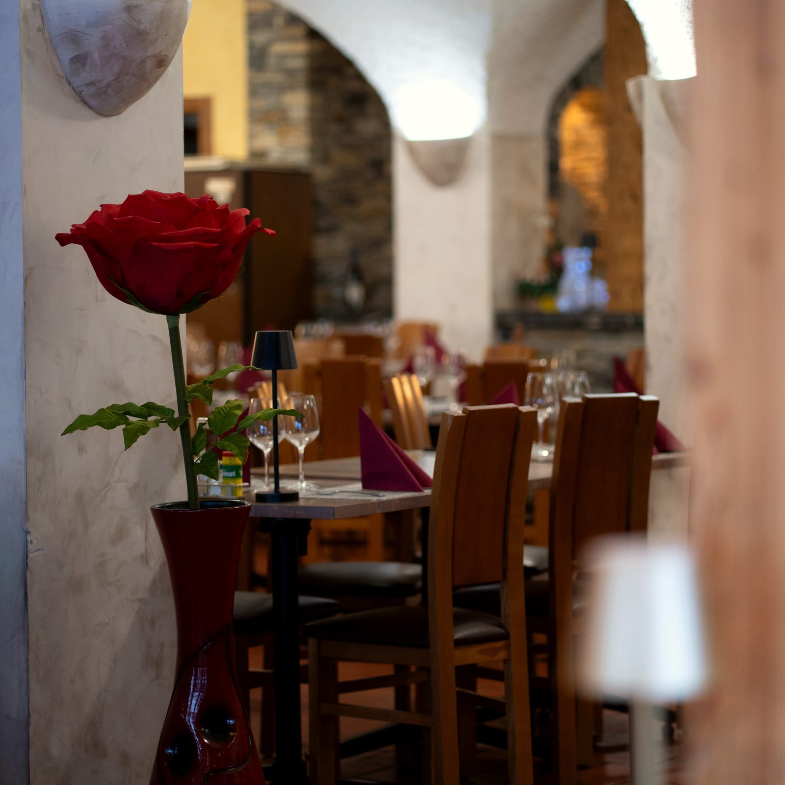 Les voûtes blanches et une rose rouge sur une table