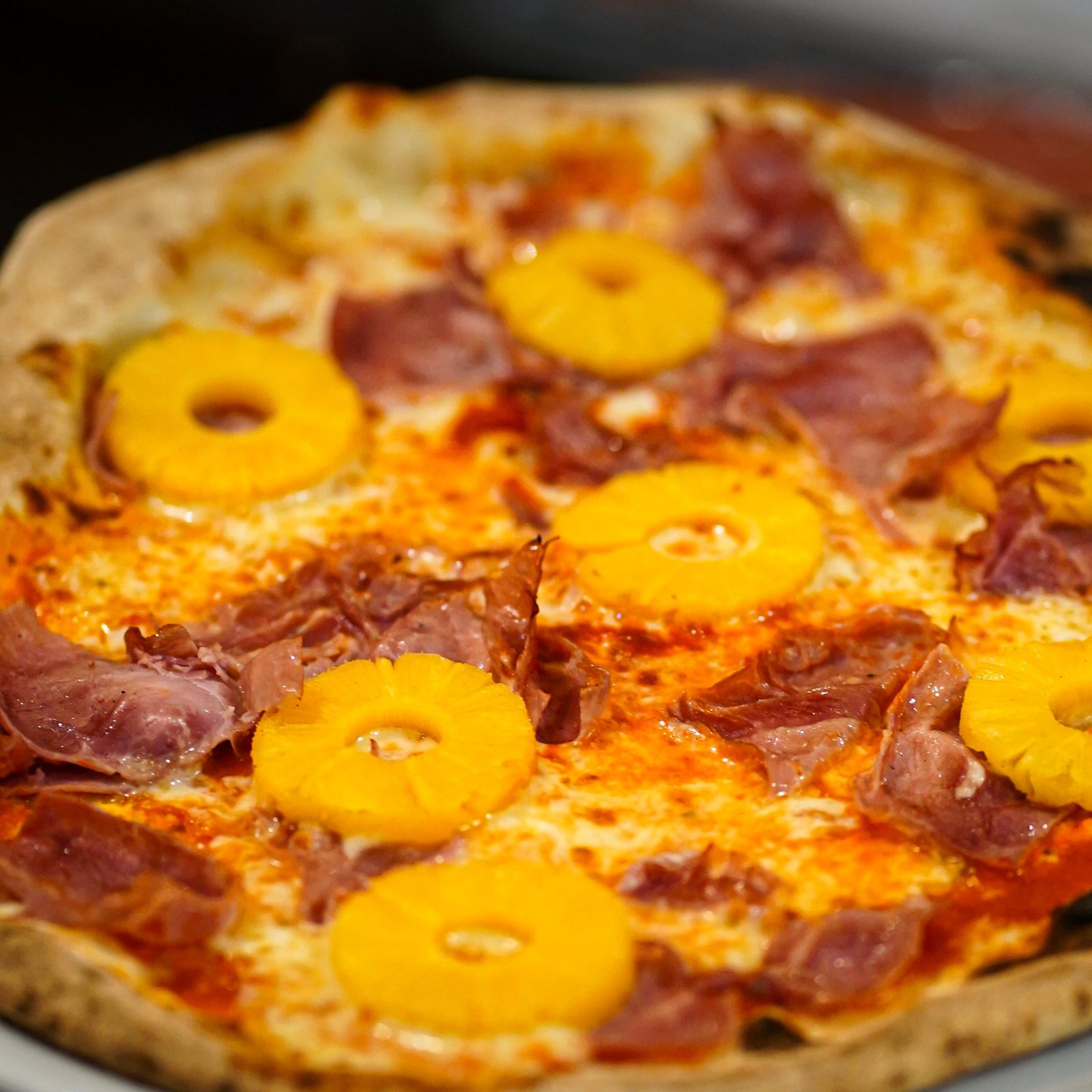 Pizza jambon cru et ananas