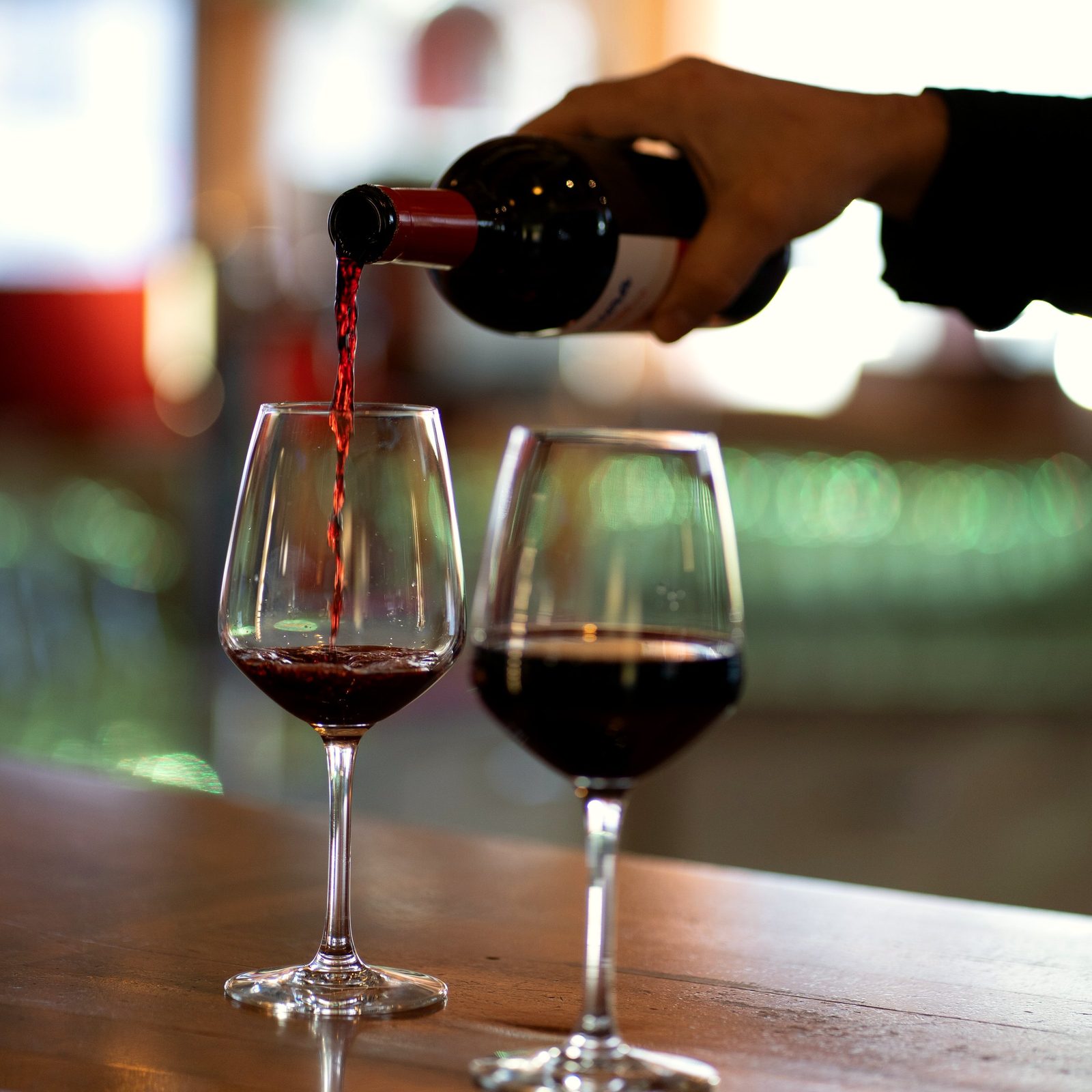 Du vin rouge servi dans deux verres