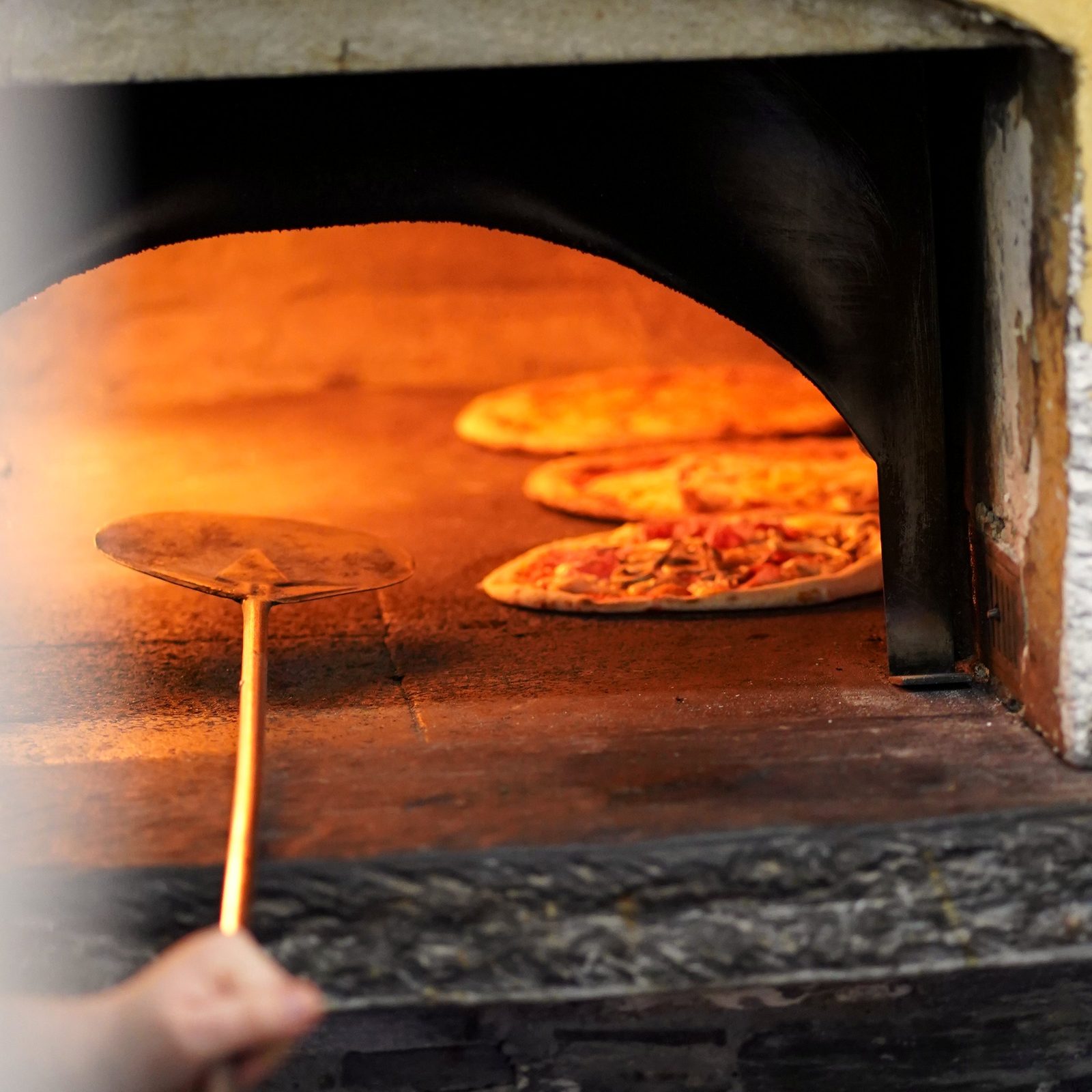 Pizzas qui cuisent dans le four à bois